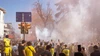 Tausende Fenerbahçe-Fans in gelb-blauen Trikots versammeln sich am Spieltag auf den Straßen Istanbuls bei atmosphärischem Rauch und Gesängen.